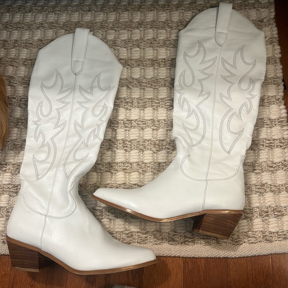 Billion Urson Boots - White, size 7 - Picture 2 of 5